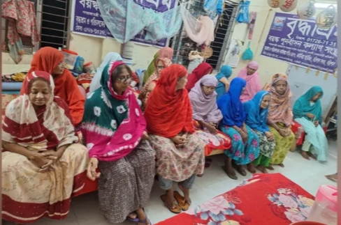 বরিশালে চার সন্তানের জননীর ঠাঁই হলো বৃদ্ধাশ্রমে !