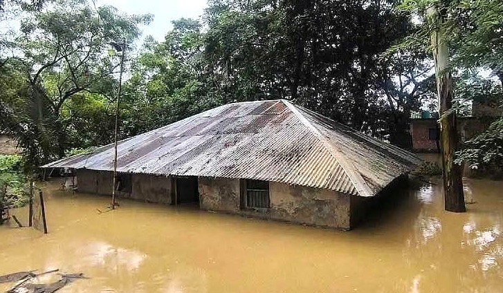 বৃষ্টি কমলেও পানিবন্দি লাখো মানুষ, ত্রাণ বিতরণে ধীরগতির অভিযোগ