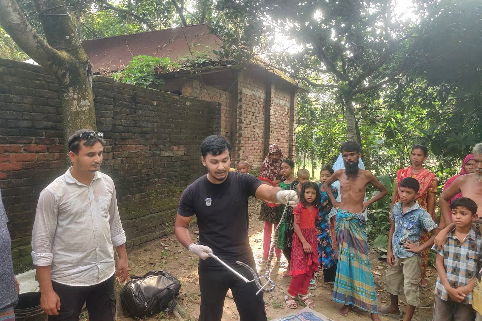 বোচাগঞ্জে শয়নকক্ষে বিষধর কালাচ, সাহসিকতায় বস্তাবন্দি করলেন যুবক
