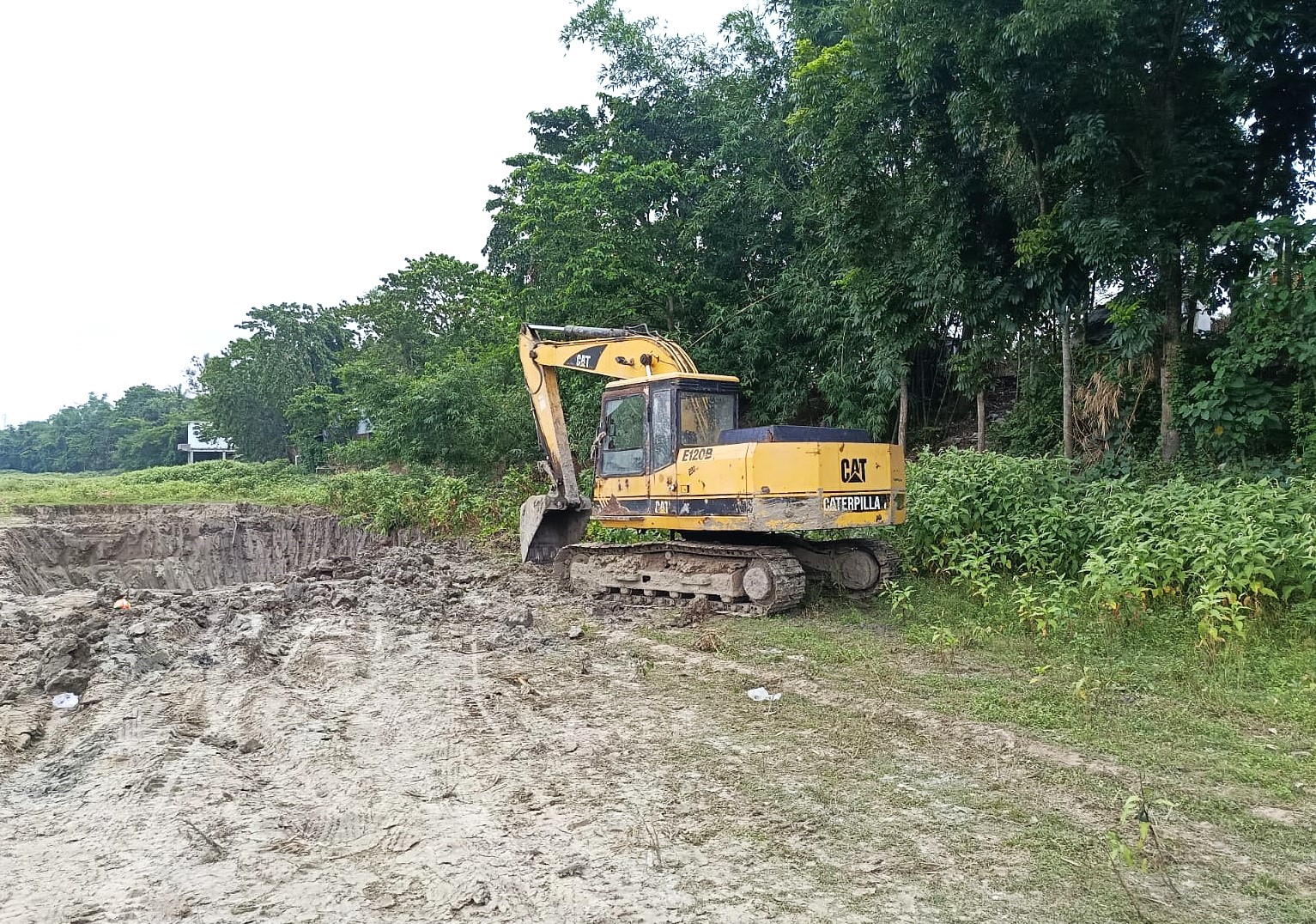 দৌলতপুরে অবৈধ মাটি কাটা বন্ধে থানায় অভিযোগ, কার্যকর ব্যবস্থা নেই