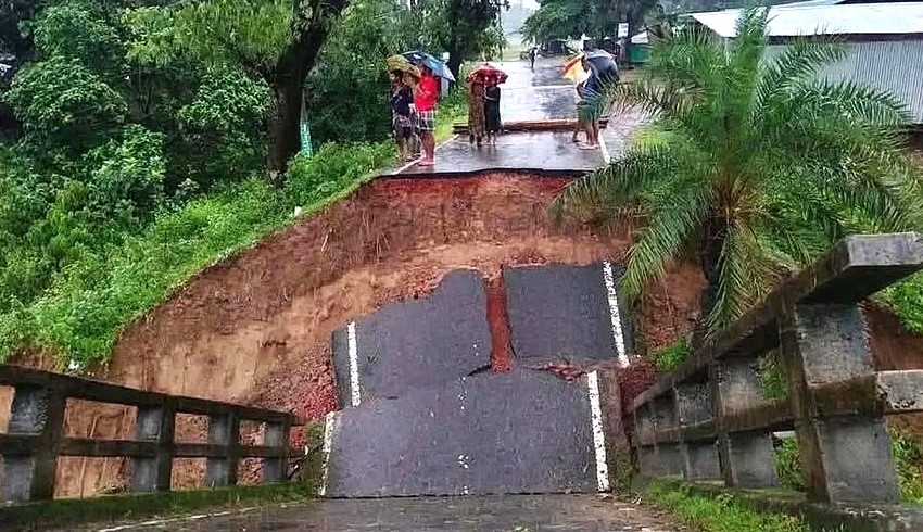 বান্দরবানে  সেতু ধসে রাঙ্গামাটির সঙ্গে সড়ক যোগাযোগ বিচ্ছিন্ন