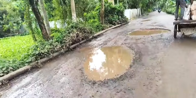বানারীপাড়া-বরিশাল সড়কে খানাখন্দে অন্তহীণ জনদুর্ভোগ