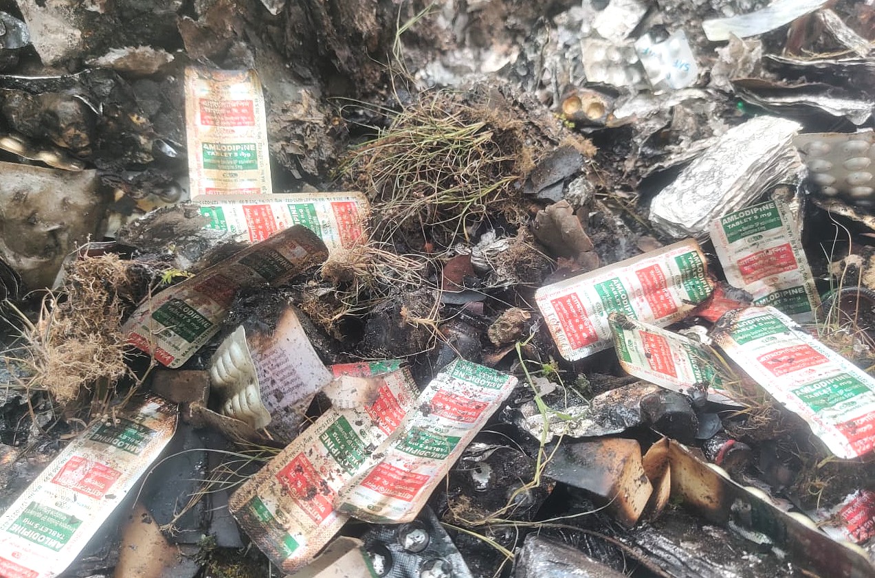 বোচাগঞ্জে মেয়াদোত্তীর্ণ ওষুধ পোড়ানোর অভিযোগ, স্বাস্থ্য সহকারীকে শোকজ