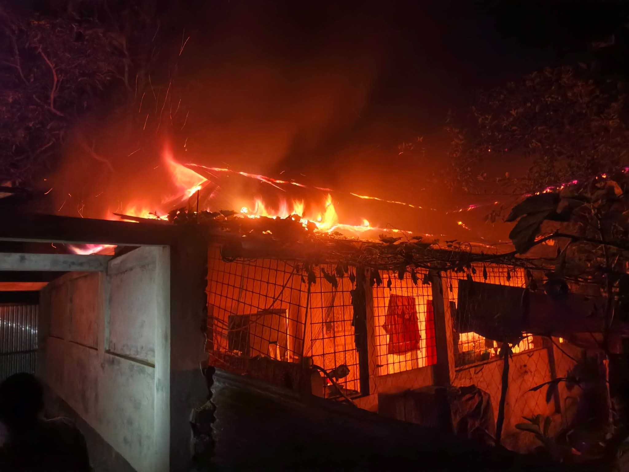 শ্রীবরদীতে আগুনে পুড়ে সাংবাদিকদের বাড়িঘর পুড়ে ছাই