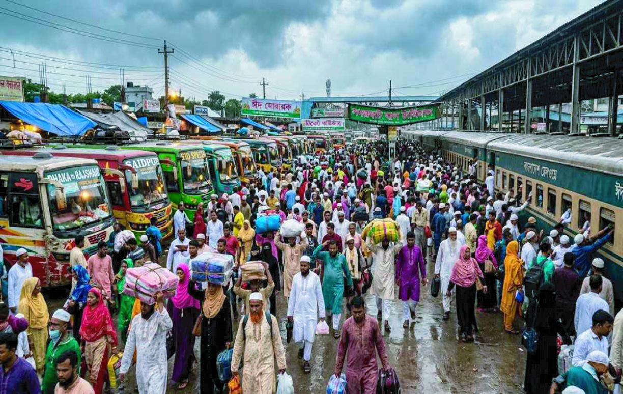 ঈদযাত্রার শেষ দিন আজ, কমেছে রাজধানী ছাড়ার চাপ; তবুও ভিড় রেলস্টেশন-লঞ্চঘাটে