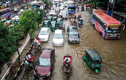 টানা বৃষ্টিতে ডুবল রাজধানী, সড়কে হাঁটুপানি—ভোগান্তিতে নগরবাসী