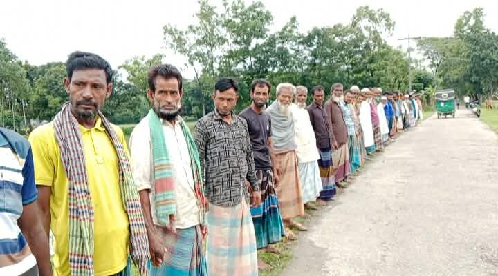 নেত্রকোণায় কৃষক কার্ড বিতরণে অনিয়মের অভিযোগে মানববন্ধন, পুনঃতদন্তের দাবি