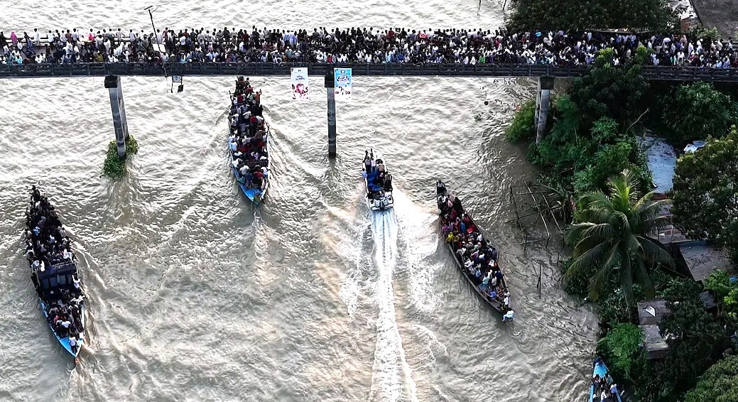 ফরিদপুরের ভাঙ্গায় ঐতিহ্যবাহী নৌকা বাইচ