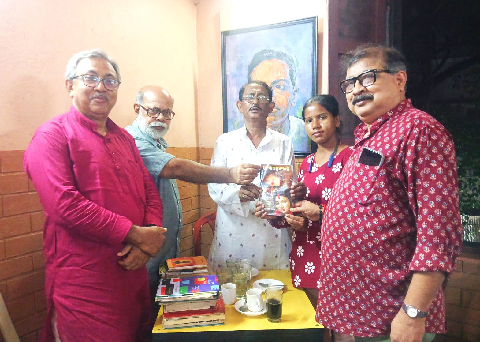 কলকাতার কফি হাউসে ইতিহাসের ছোঁয়া: আমগাছে জল ঢেলে সবুজের শপথ