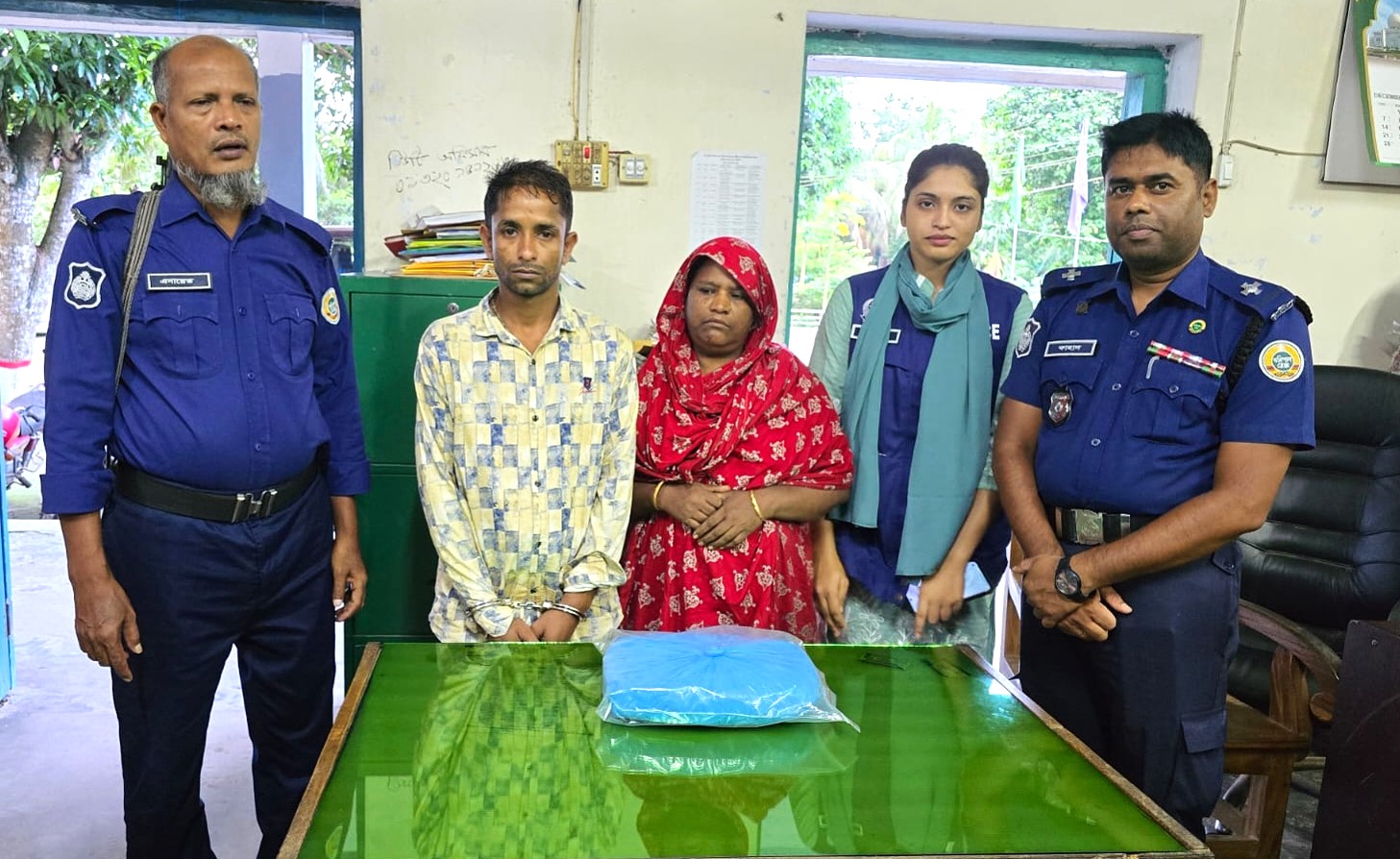 উজিরপুরে ১ কেজি গাঁজাসহ দুই মাদক ব্যবসায়ীকে গ্রেপ্তার করেছে পুলিশ।