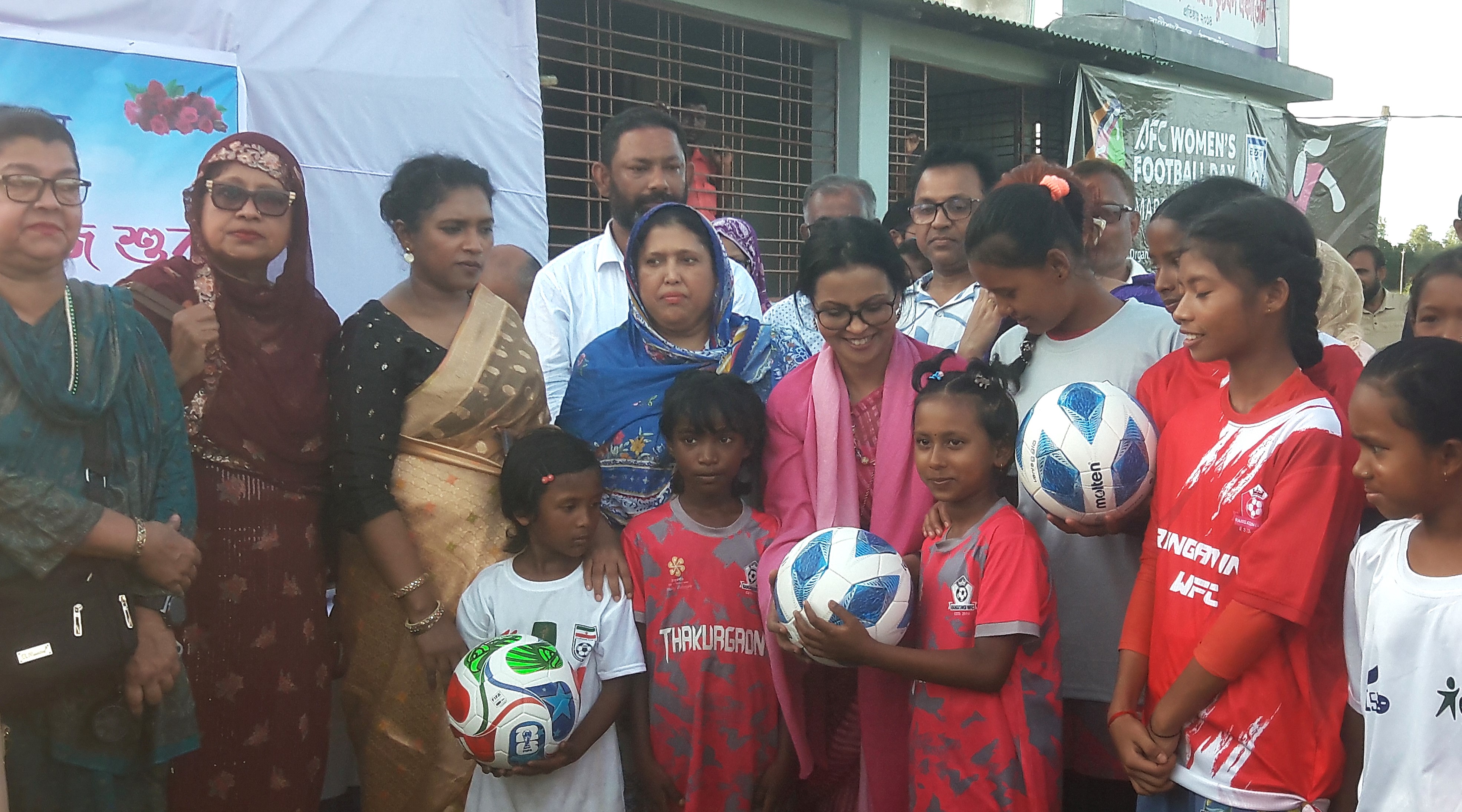 মহিলা ক্রিড়া সংস্থার উপহার সামগ্রী পেল রাণীশংকৈলের নারী খেলোয়াড়রা