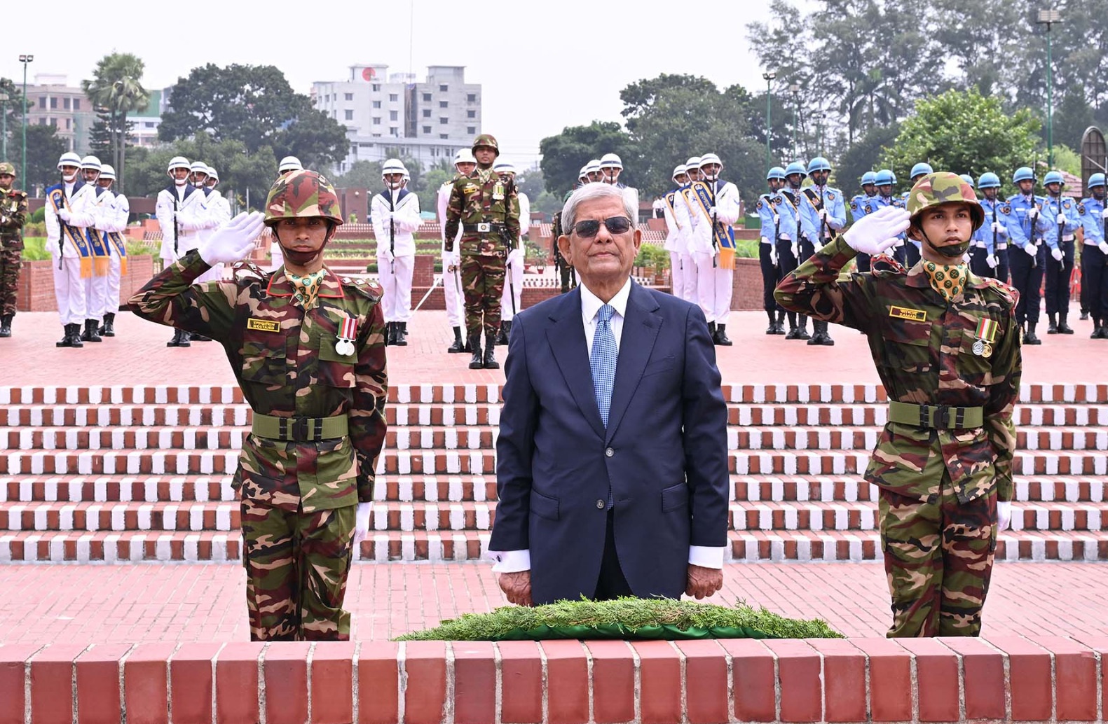 সাভারে জাতীয় স্মৃতিসৌধে বীর শহীদদের প্রতি নবনির্বাচিত রাষ্ট্রপতি মির্জা ফখরুলের শ্রদ্ধা