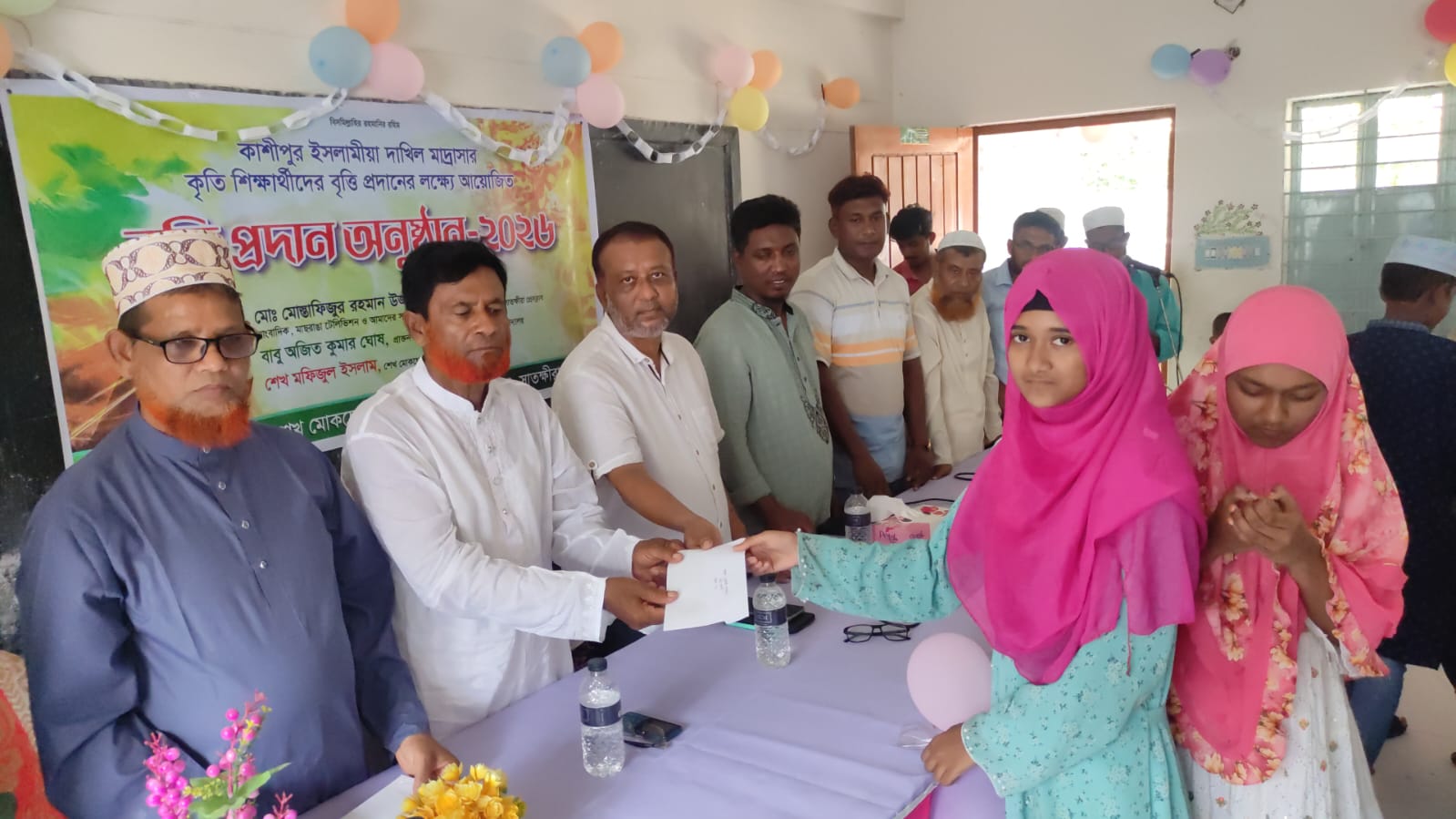 সাতক্ষীরার তালায় মেধাবী শিক্ষার্থীদের মাঝে বৃত্তি ও ক্রেস্ট প্রদান