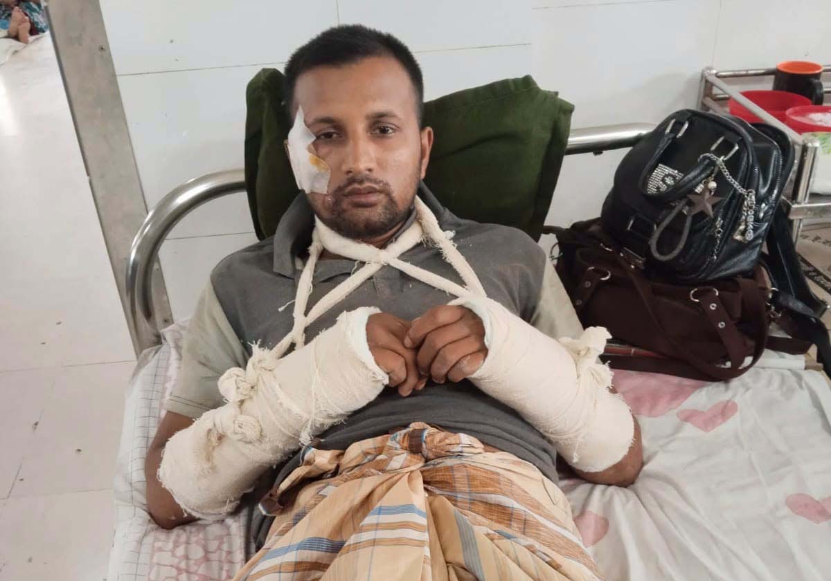 বরিশালে মোটরসাইকেল দূর্ঘটনায় সাংবাদিক গুরুতর আহত