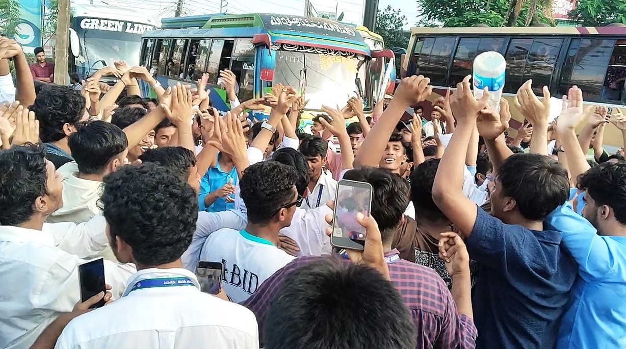 বরিশালে ‘মার্চ টু শিক্ষা বোর্ড', সড়ক অবরোধে যান চলাচল বন্ধ