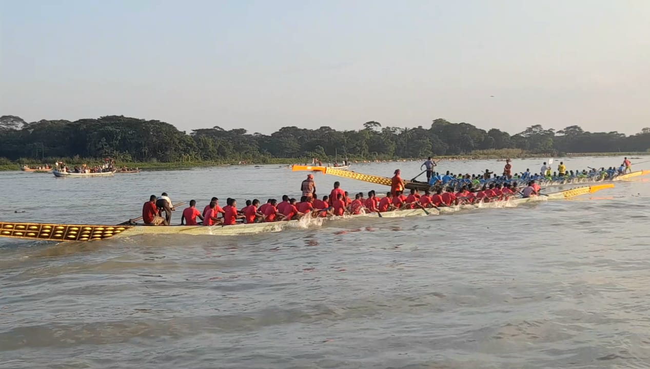 উজিরপুরে সন্ধ্যা নদীতে নৌকা বাইচ, লাখো মানুষের উচ্ছ্বাসে ফিরল গ্রামবাংলার ঐতিহ্য