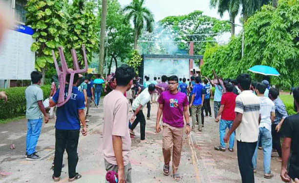 ডুয়েটে নতুন উপাচার্য নিয়োগকে ঘিরে বিক্ষোভ-সংঘর্ষ