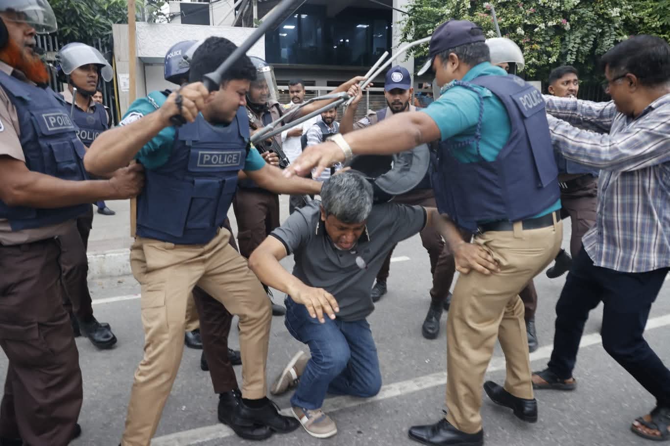 চট্টগ্রাম বন্দরের এনসিটি পরিচালনায় ডিপি ওয়ার্ল্ডের সঙ্গে চুক্তি, বিক্ষোভে পুলিশের লাঠিচার্জে আহত ১৫