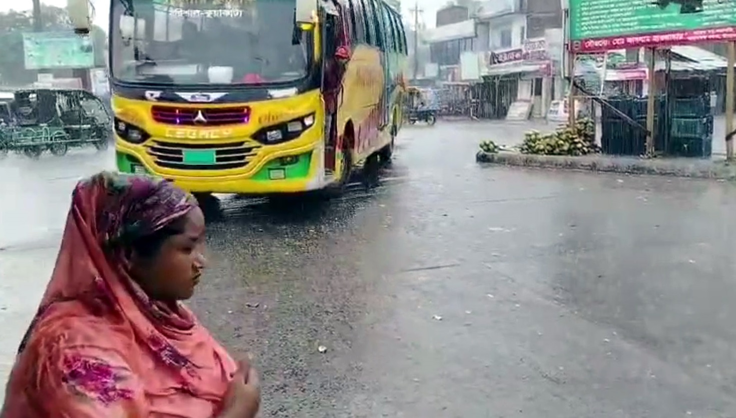 রাজধানীসহ ৪০ জেলায় ভারী বৃষ্টির পূর্বাভাস, চট্টগ্রামে ভূমিধসের শঙ্কা