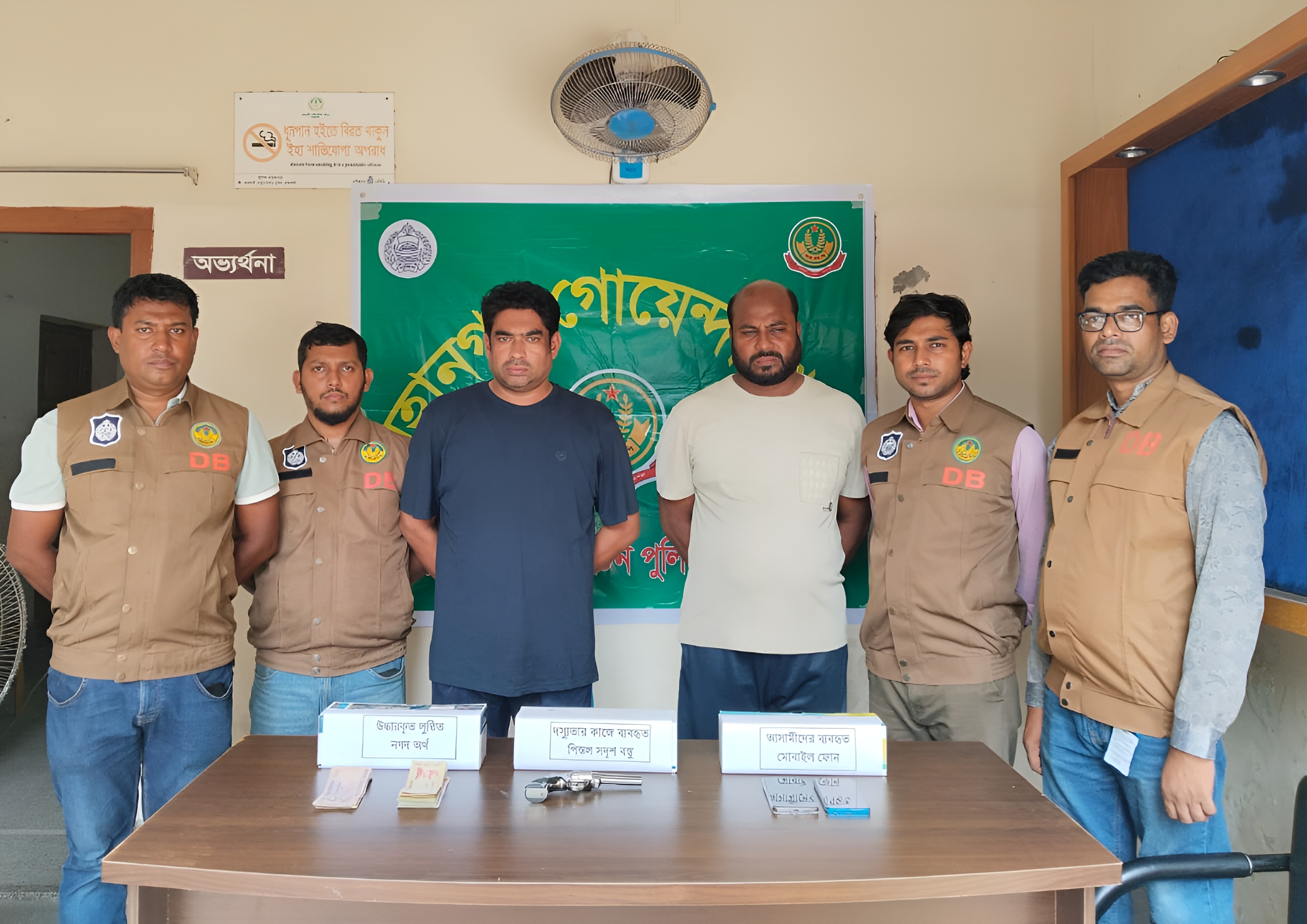 রাজশাহীতে পিস্তল ও লুণ্ঠিত টাকাসহ দুই দস্যু গ্রেফতার