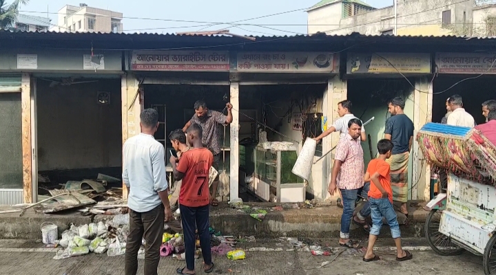 নেত্রকোণায় অগ্নিকাণ্ডে চার দোকান পুড়ে ছাই, ক্ষতি সাড়ে ছয় লাখ টাকা