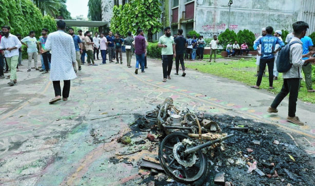 ডুয়েটের উপাচার্যকে ‘অবাঞ্চিত’ ঘোষণা, শিক্ষার্থীদের ডুয়েট ব্লকেড, অচল ক্যাম্পাস