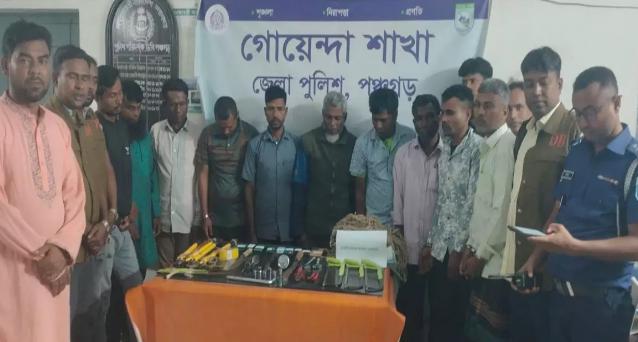 পঞ্চগড়ে দেশীয় অস্ত্র ও মাইক্রোবাসসহ ডাকাত দল গ্রেপ্তার