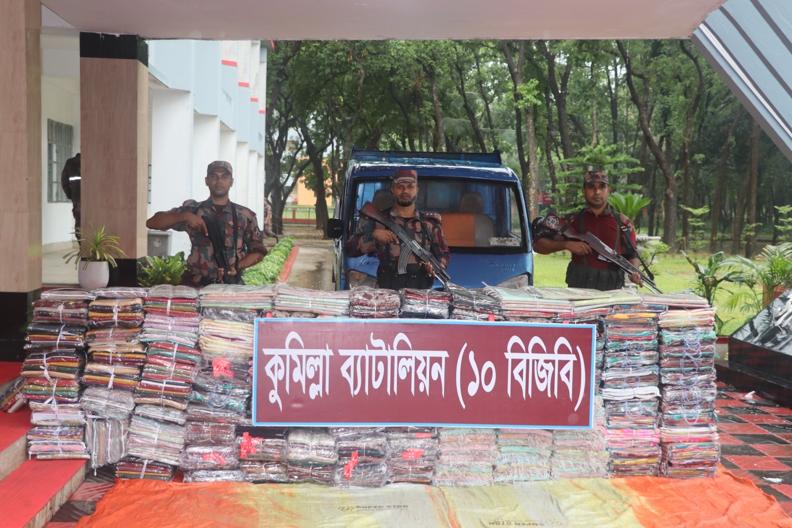 চৌদ্দগ্রাম সীমান্তে বিজিবির অভিযানে ভারতীয় শাড়ি ও থ্রি-পিস জব্দ