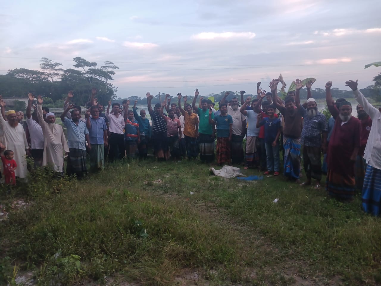 উজিরপুরে ৩ লাখ টাকার মাছ লুট, বাধা দেওয়ায় ৩ পাহারাদারকে পিটিয়ে আহত