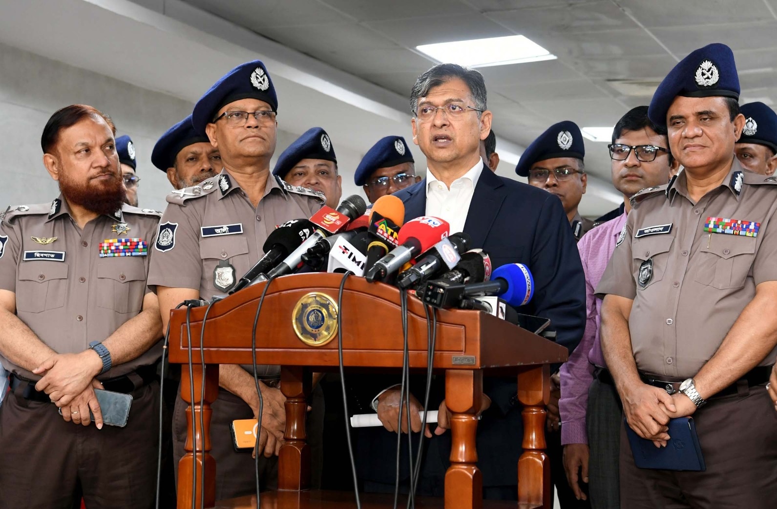 দেশের শান্তি-শৃঙ্খলা ফিরিয়ে আনতে আইনশৃঙ্খলা রক্ষাকারী বাহিনী তৎপর রয়েছে: স্বরাষ্ট্রমন্ত্রী