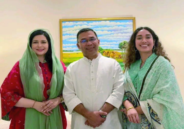 ‘কবি চিতাবাঘ’ দেখতে পরিবারসহ বেইলি রোডে প্রধানমন্ত্রী