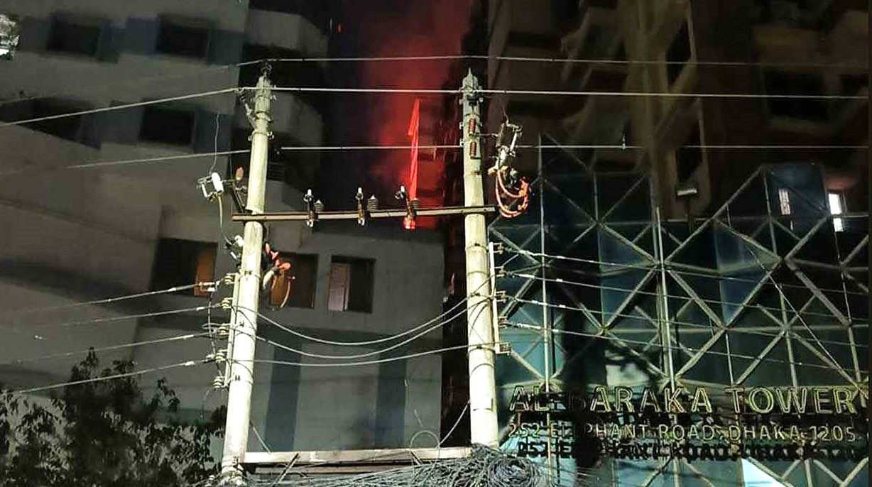 কাঁটাবনে ১৪ তলা ভবনের ১২ তলায় ভয়াবহ আগুন, দগ্ধ হয়ে ২ জনের মৃত্যু