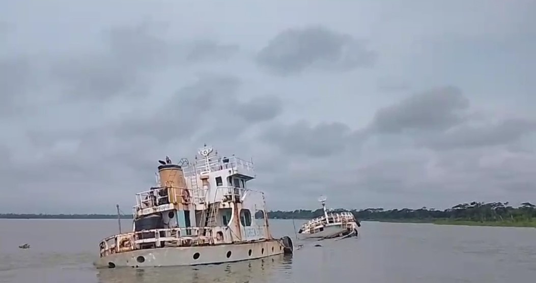 পিরোজপুরে কচা নদীতে কার্গো জাহাজডুবি