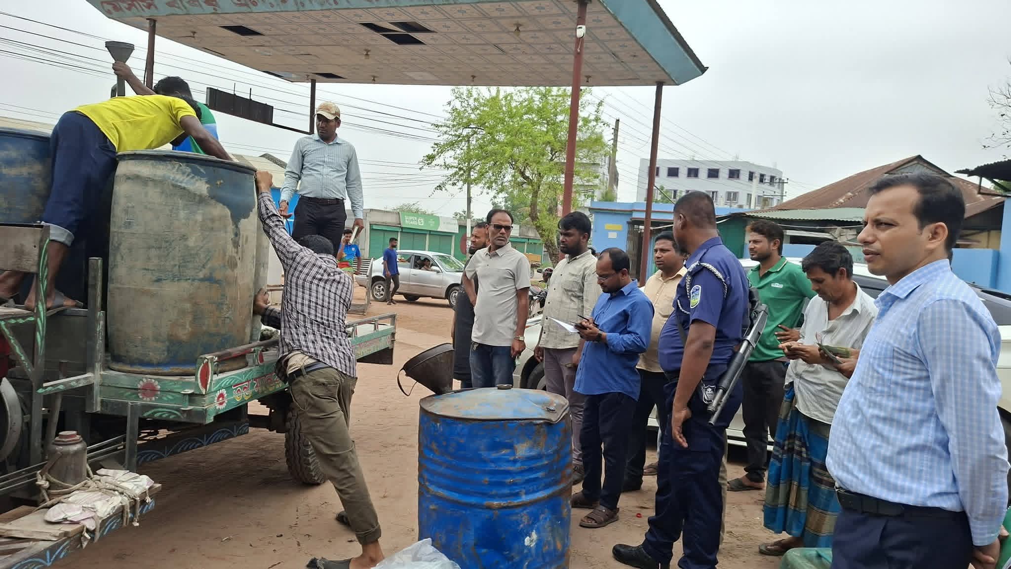 শেরপুরে মোবাইল কোর্ট অভিযান, জ্বালানি তেল জব্দ এবং জরিমানা।