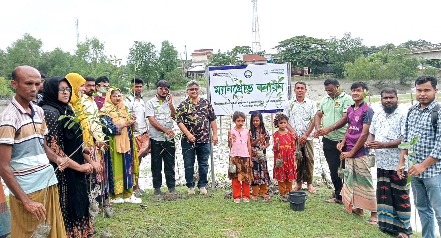 উপকূলে ম্যানগ্রোভ পুনরুদ্ধারে মোংলায় বাদাবন সংঘের বৃক্ষরোপণ কর্মসূচি