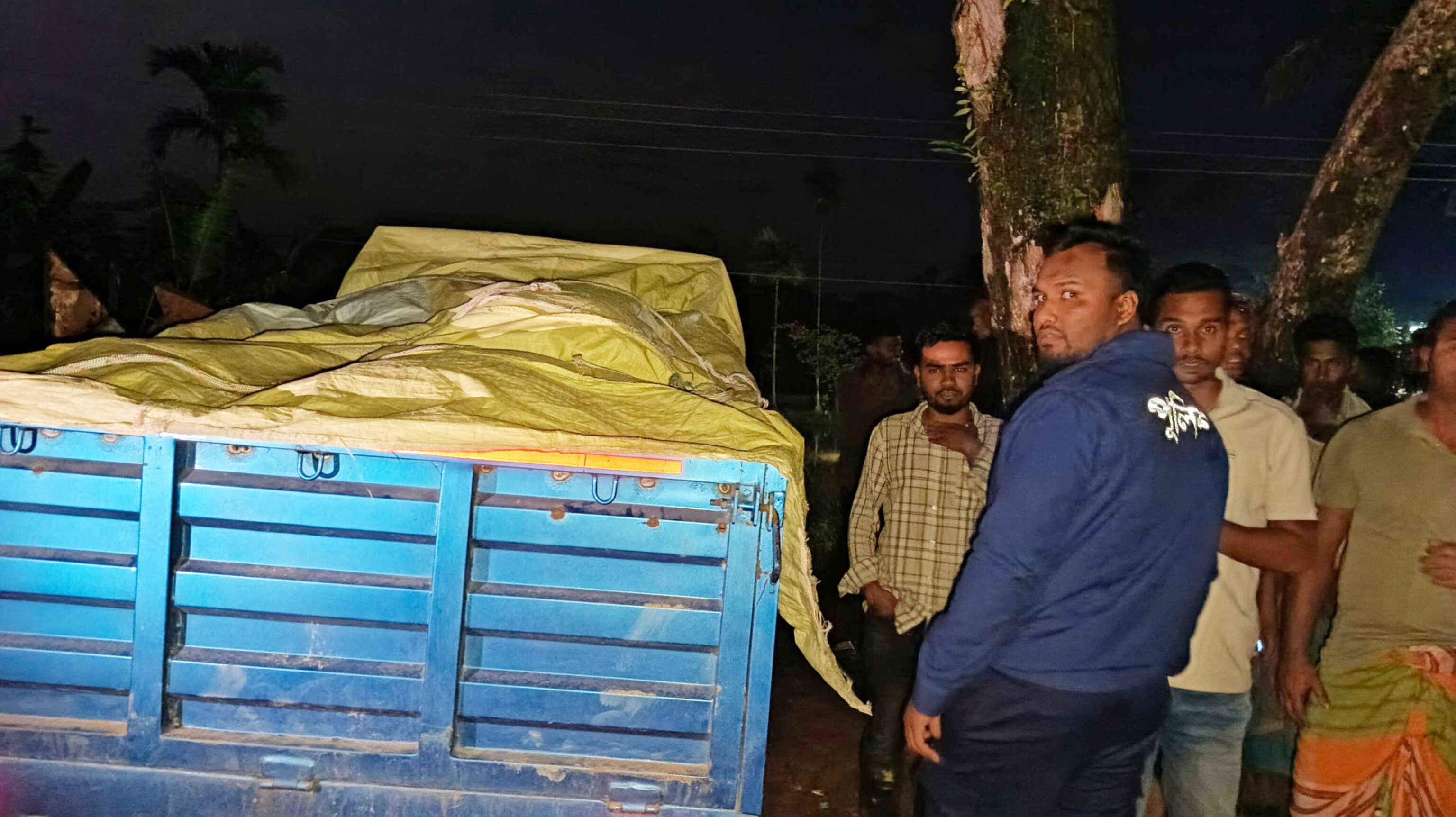 গোলাপগঞ্জে ভারতীয় মসলা ভর্তি পিকাপ আটক