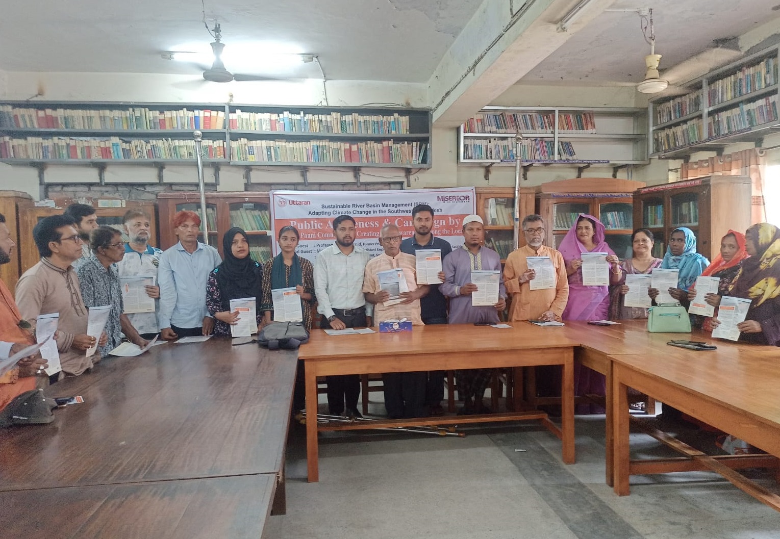 সাতক্ষীরায় টিআরএম বিষয়ক বইয়ের মোড়ক উন্মোচন