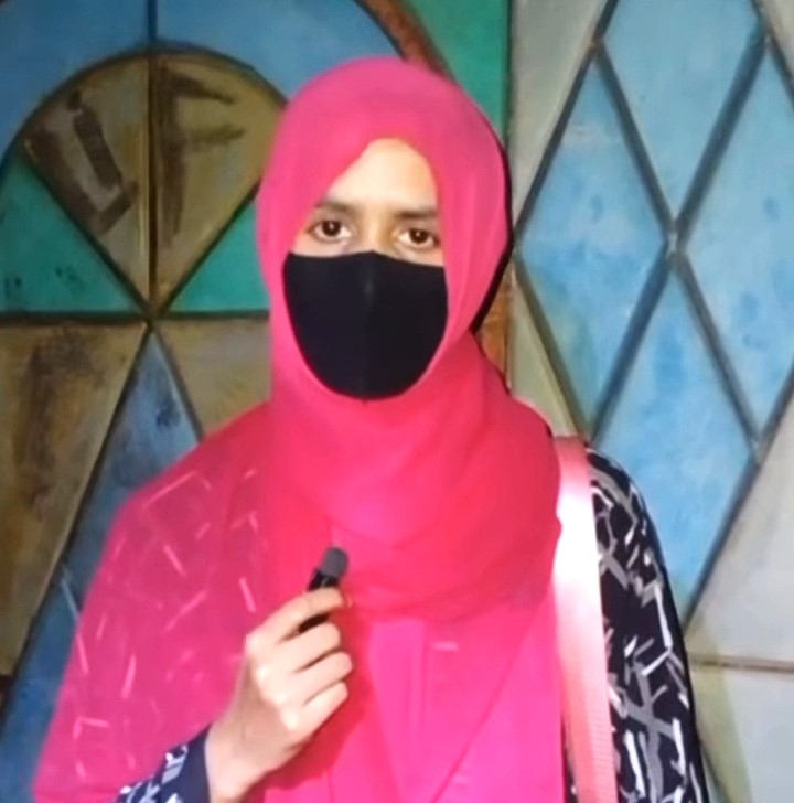 স্ত্রীর স্বীকৃতির দাবিতে বোচাগঞ্জ স্বামীর বাড়ির সামনে নারীর অবস্থান