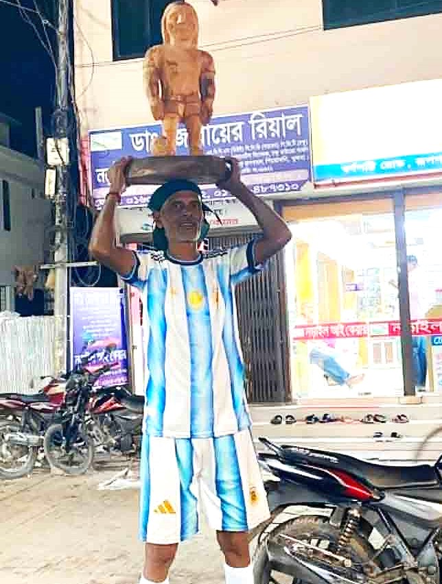 মেসিকে মাথায় নিয়ে নড়াইল শহরজুড়ে বাবলুর পদযাত্রা