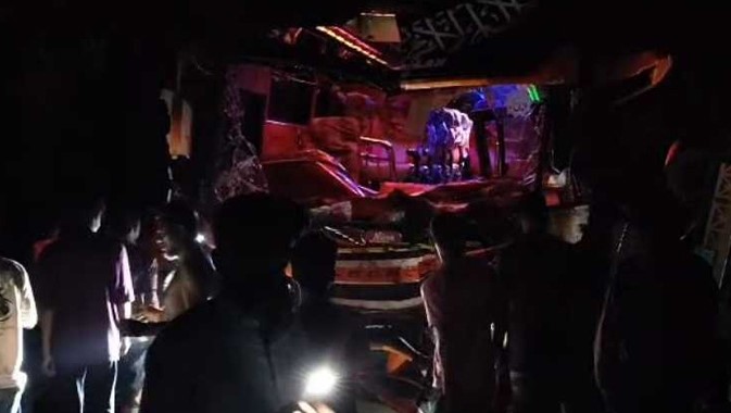 ভাঙ্গায় ডিমবাহী পিকআপ উদ্ধারের সময় বাসচাপায় নিহত ৪, আহত ২০