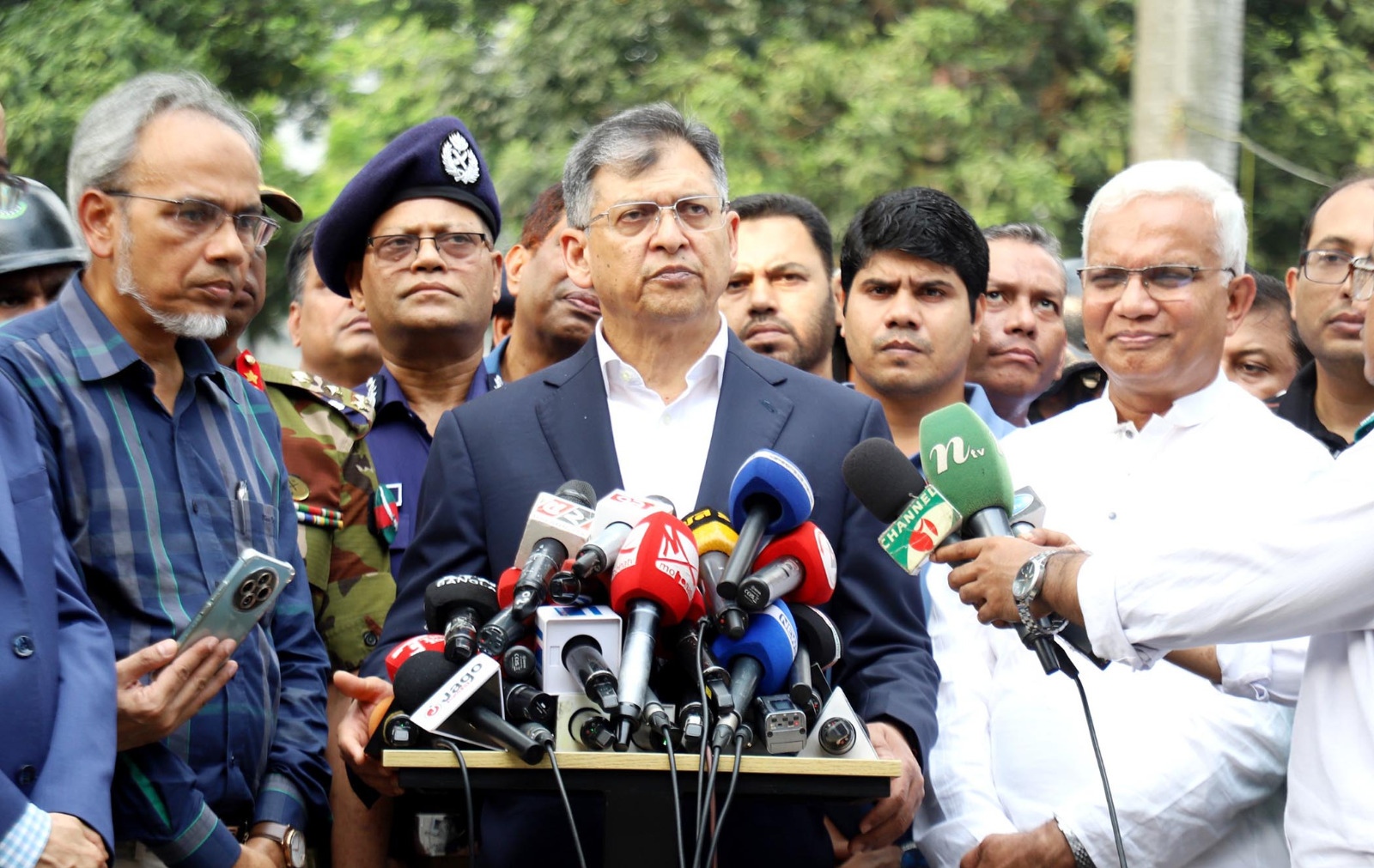 সন্ত্রাসী, চাঁদাবাজ ও মাদক ব্যবসায়ীদের দ্রুত গ্রেফতারের নির্দেশ; ব্যর্থতায় কঠোর ব্যবস্থার হুঁশিয়ারি স্বরাষ্ট্রমন্ত্রীর