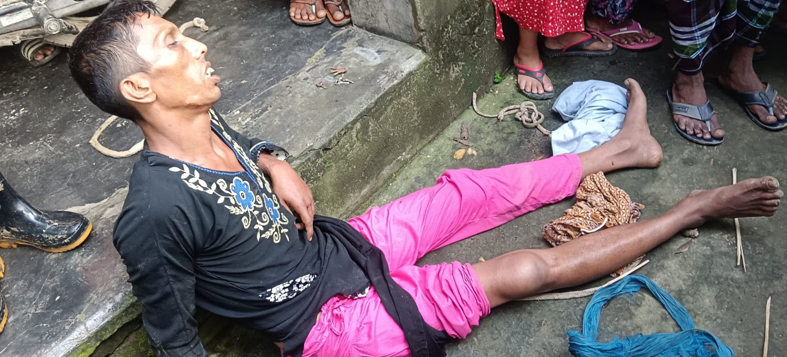দৌলতপুরে বোরকা পরে চুরি করতে গিয়ে যুবক গণধোলাইয়ের শিকার, সংবাদ প্রকাশে যুবদল নেতার হুমকি