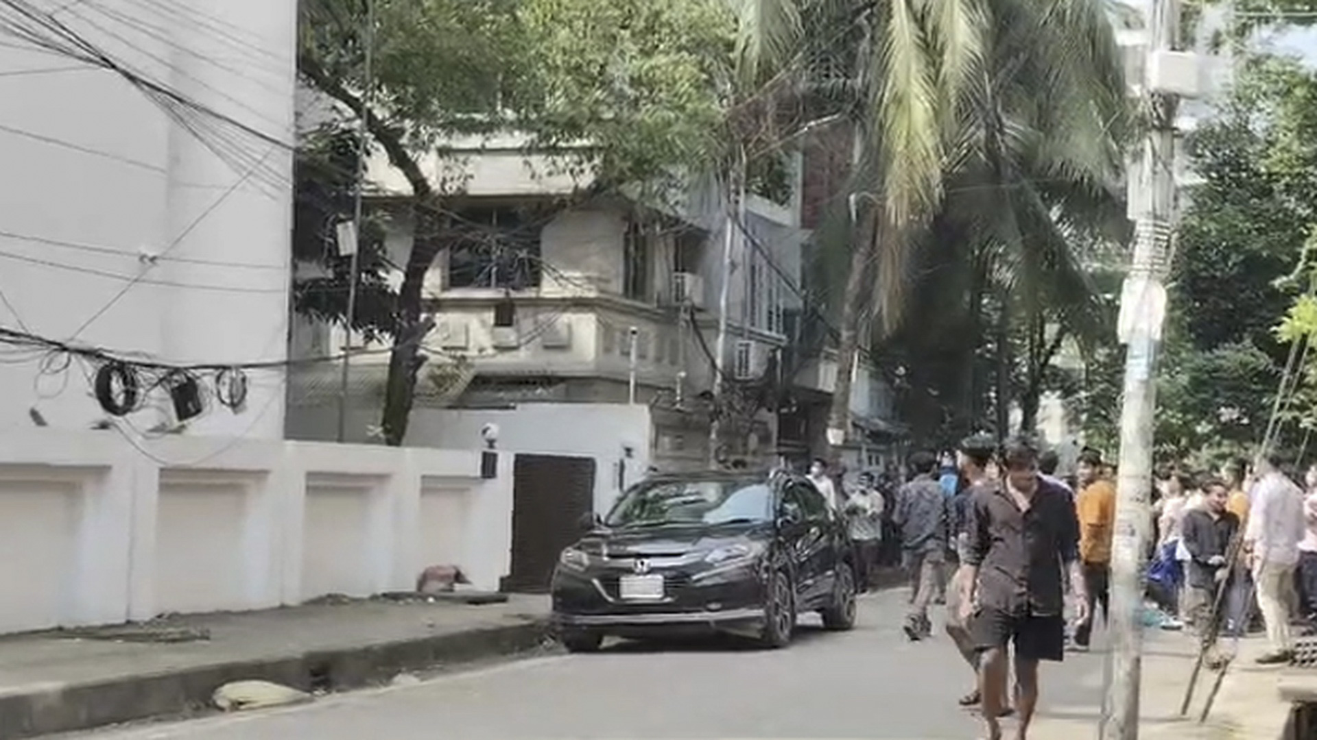 জাতীয় পার্টির চেয়ারম্যান জি এম কাদেরের উত্তরার বাসভবনে হামলা ও ভাঙচুর