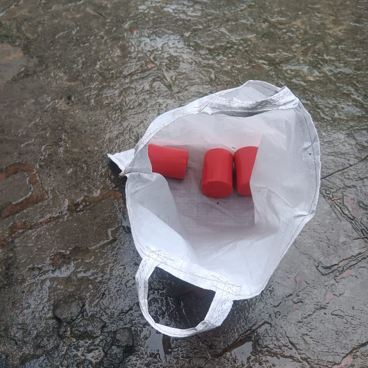শার্শায় গোয়ালঘর থেকে ৩টি ককটেল উদ্ধার