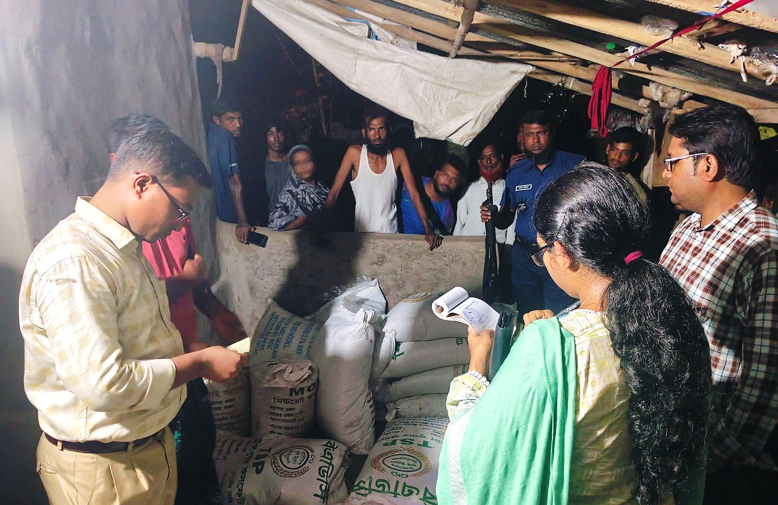 সিংড়ায় অবৈধভাবে সার মজুত, চার ব্যবসায়ীকে অর্থ ও কারাদণ্ড
