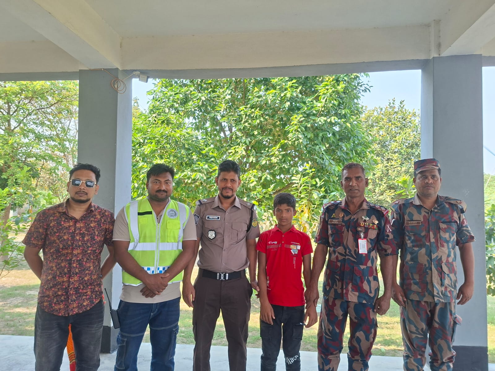 ভারতীয় শিশুকে উদ্ধার,পতাকা বৈঠকের মাধ্যমে ফেরত দিলে আরএমপি বোয়ালিয়া থানার পুলিশ