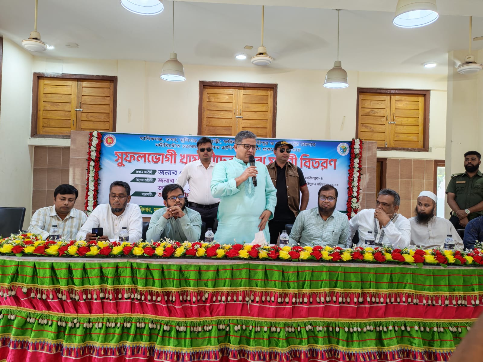 সদরপুর চরাঞ্চলের মানুষের ভাগ্যবদলে সরকারি মুরগি বিতরণ।