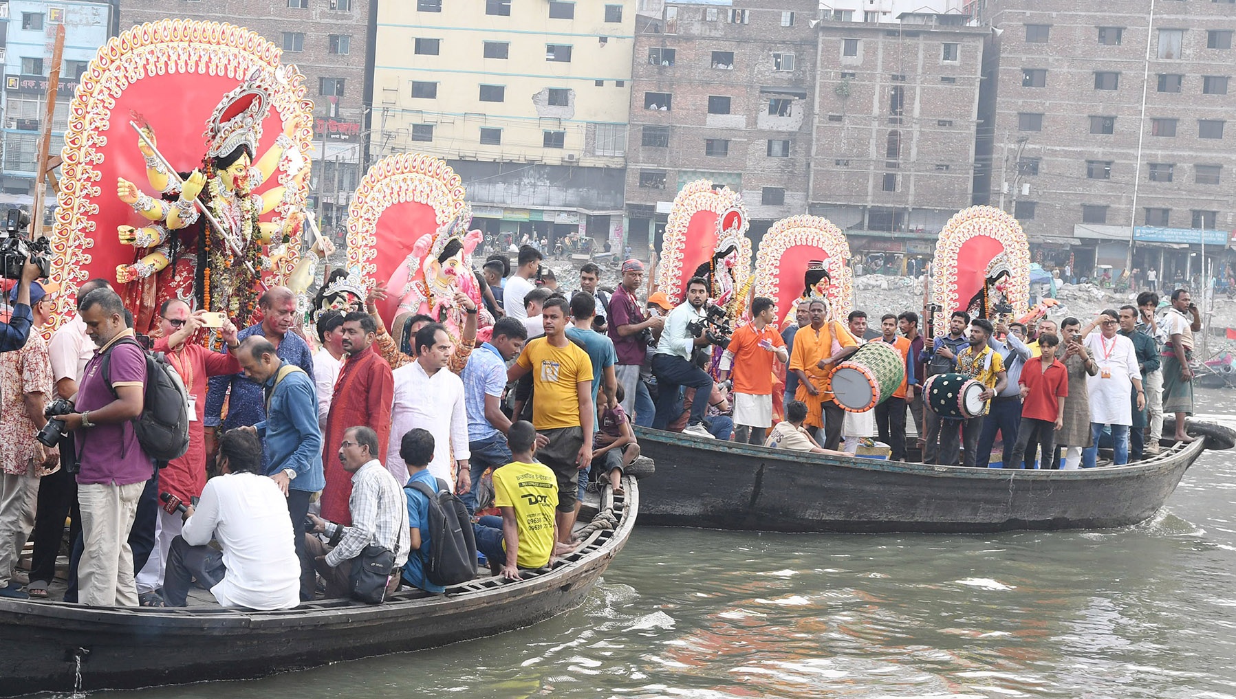বিজয়া দশমীতে প্রতিমা বিসর্জনে শেষ হচ্ছে দুর্গোৎসব, ঢাকায় ওয়াইজঘাটে চলছে বিসর্জন