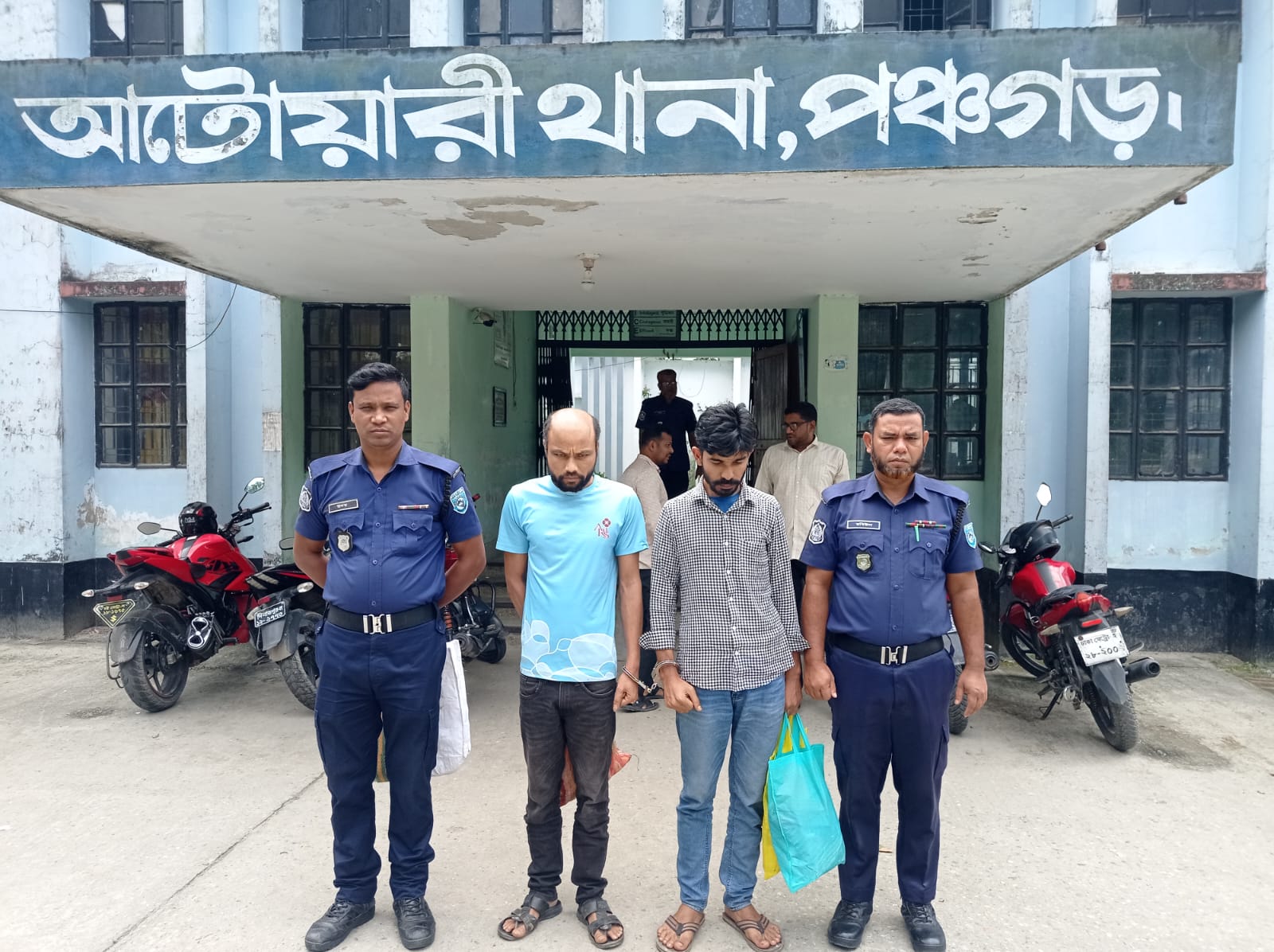 পঞ্চগড়ে ১০৫ পিস ইয়াবা সহ দুই মাদক কারবারী আটক