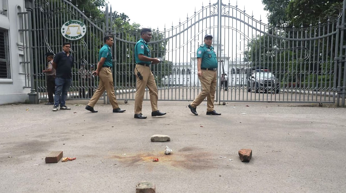 ওবায়দুল কাদেরসহ ৭ জনের মৃত্যুদণ্ডের রায়ের পর হাইকোর্টের সামনে ককটেল বিস্ফোরণ